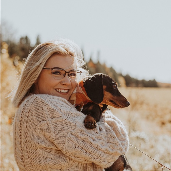 Meet your Posher, Hailey - Picture 3 of 3